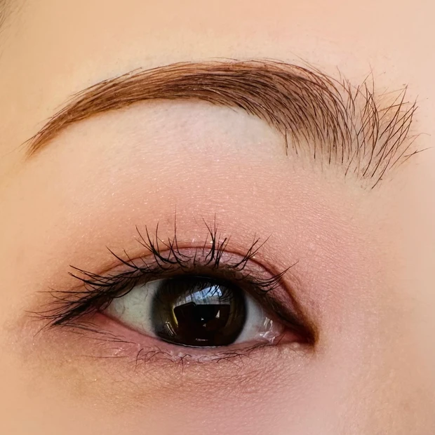 セザンヌのペールトーンアイシャドウ 02 シェリーピンクの使用イメージ