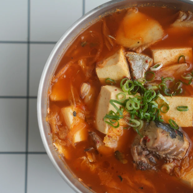 【15分で作れるワンパン美容レシピ】さば缶のチゲ風煮込み＜管理栄養士の解説つき＞