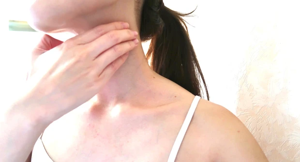 【手軽に首ケア】肌ラボ 極潤 薬用ハリ化粧水〔Aging Care Lotion〕_5_1