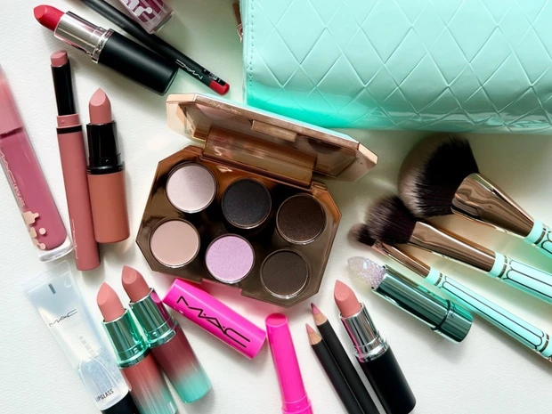 【クリスマスコフレ2025】M･A･Cのポーチ付きキットなど、ホリデー限定品をスウォッチ＆レビュー