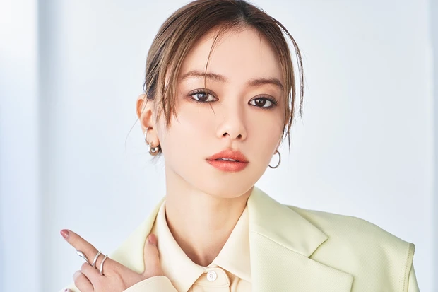 山本舞香 グレーの囲み目メイク