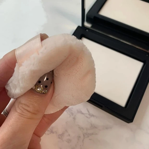 ふんわり厚みのあるパフなら、薄づきでナチュラルに