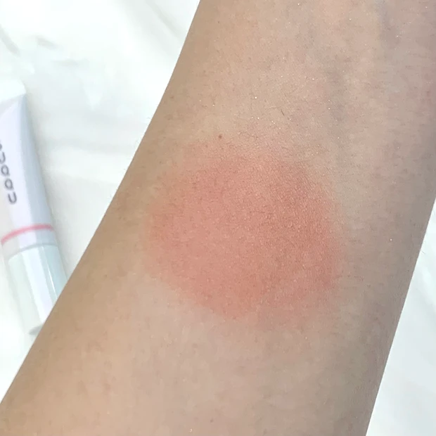 デューイーリクイドブラッシュ 104 桃雲-MOMOGUMO ［限定色］手元スウォッチ