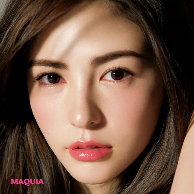 華やかな男顔を温もりあるフェミニン顔に！秋のトレンド2点盛りメイクHow…