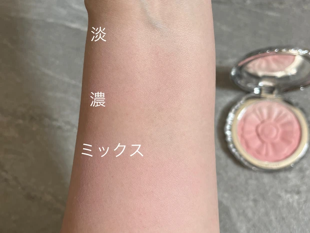 ジルスチュアート　パステルペタルブラッシュ　01アプリコットデイジー　イエベ　ブルベ　新作　限定　チーク　スウォッチ