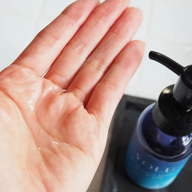 「リラックスナイトリペアヘアオイル」のテクスチャー