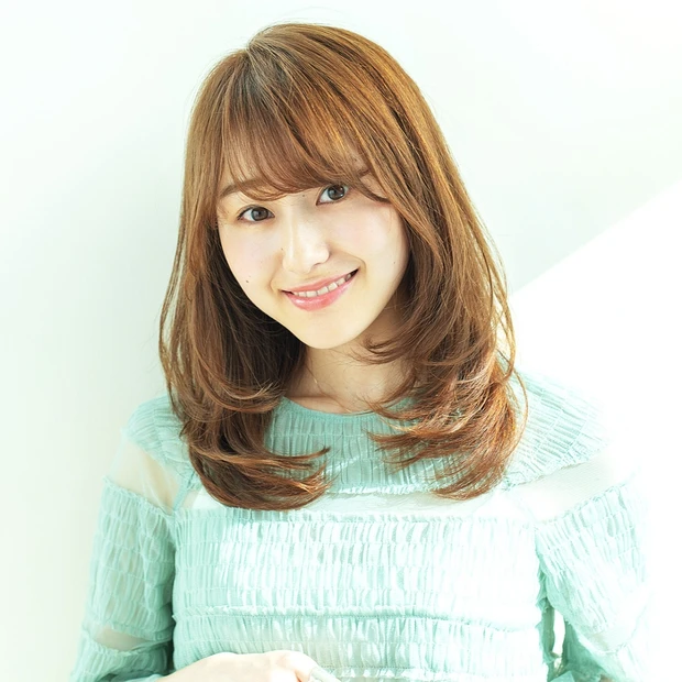 透け感レイヤーが今夏らしい、美人見えするワンカールセミロング