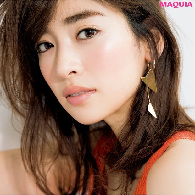 ドラマティック顔さんにおすすめ！絶妙ピンクチークでソフトな女らしい顔立ち…