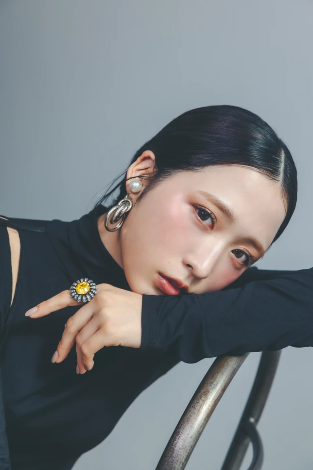 小栗有以(AKB48)表紙黒衣装
