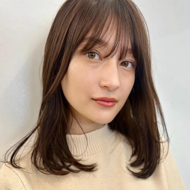 ミディアム　ヘア　髪型　ヘアスタイル　30代　40代　大人　ヘアカラー　前髪あり　ブラウン　ダーク