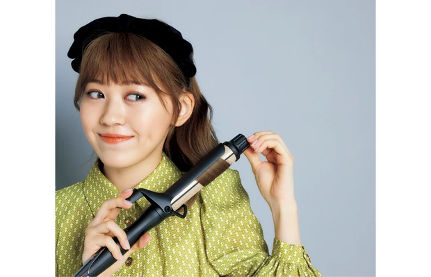君島幸季さんがKINUJO プロ カール アイロンを使用している様子