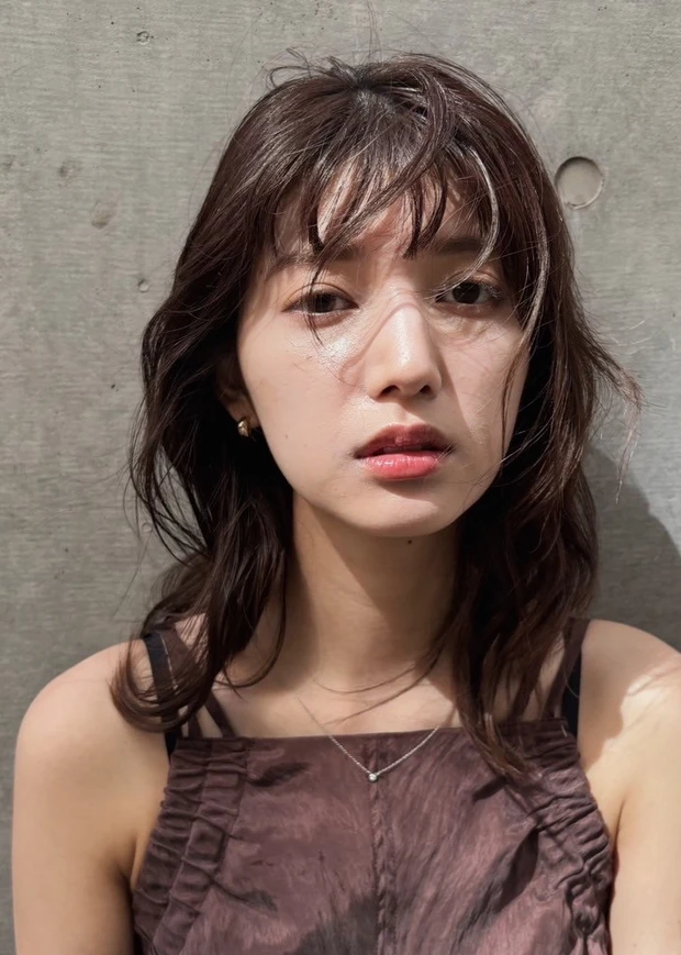 髪型　ミディアム　ミディアムヘア　パーマ　前髪あり　スタイリング