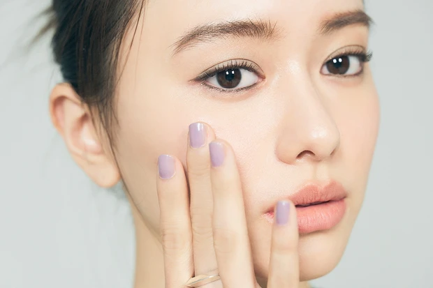 肌見せファッションにリンクするスモーキーメイクで、山本舞香さんが大人っぽいセクシーな表情に_7