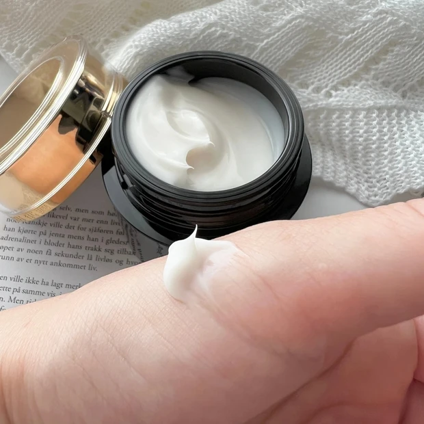 マキアインフルエンサー田辺彩さん　「オバジX ダーマアドバンスドリフト」テクスチャー①