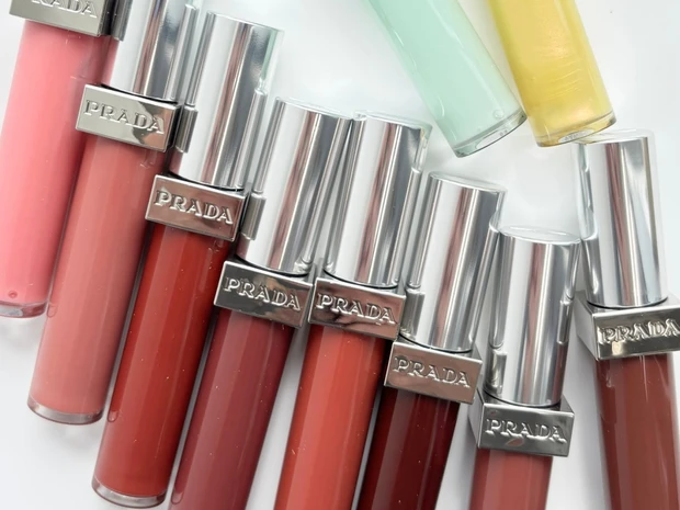 【プラダ ビューティ】ブランド初となる新作リップグロス全10色をスウォッチ！ 