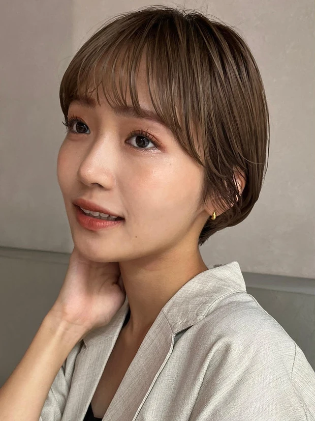 面長さんに似合うモカムースカラーのお手入れ簡単グラデーションショート