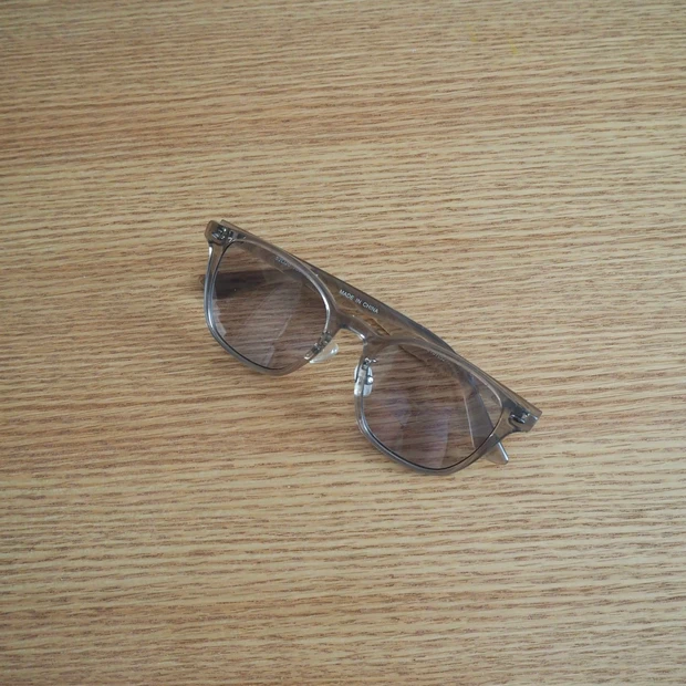 夏は皮脂でサングラスがズレやすいので鼻あてがあるタイプがおすすめ