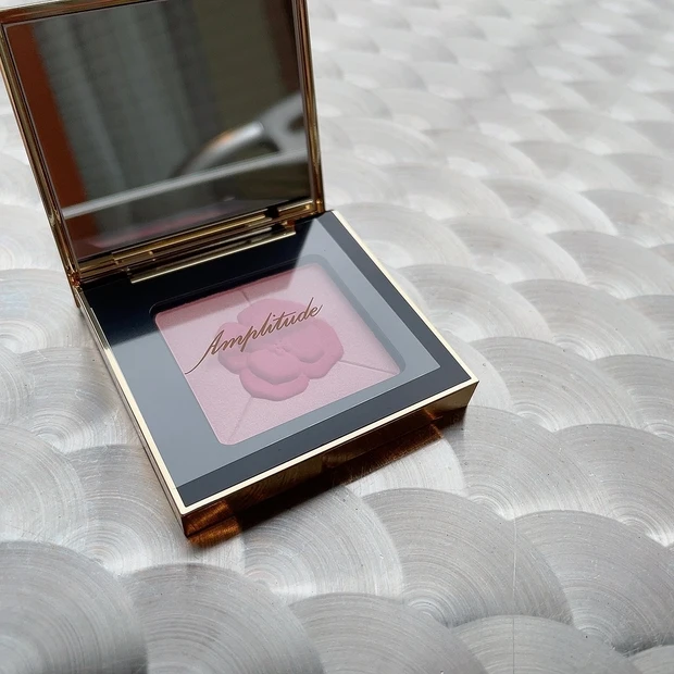 【Amplitude 春コスメ🌸】限定チーク✨透き通るような肌から、浮かび上がるキュートでありながらエレガントな頬に💛_2_2