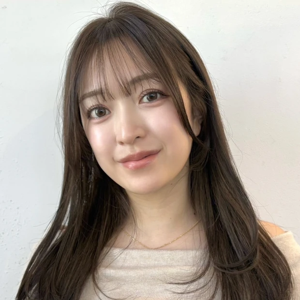 【40代に似合う】低めレイヤーで抜け感プラス! 品よく仕上がるツヤ髪ロングヘア