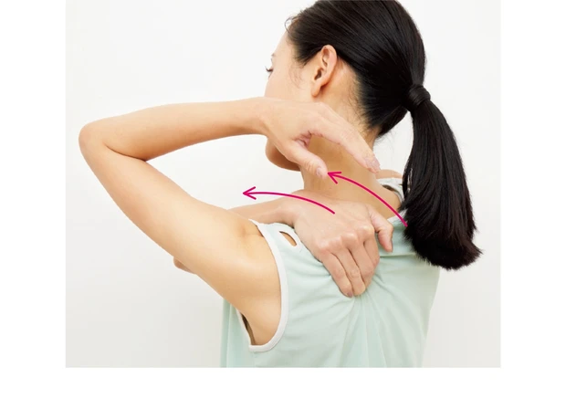 肩甲骨をまごの手マッサージ