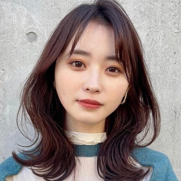 ネックラインがキュッとくびれたヘアスタイルは、バランスがよく見えて小顔効果もあることから、人気が上昇中！ そんなくびれヘアは、くびれのつけ方や合わせる前髪次第で、キュートにもフェミニンにも印象チェンジが可能なんです。今回は、トレンドのくびれミディアムヘアを大人っぽい印象に仕上げたヘアスタイルをご紹介。2wayバングの前髪にも注目です。