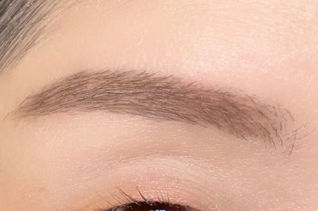 メイベリン ニューヨーク「SP フラッフ ブロウ ムース 03 ヌードベージュ」のメイク例