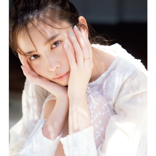 ブルーの手元で運気UP！ 水晶玉子先生が教える2021年後半の開運メイク