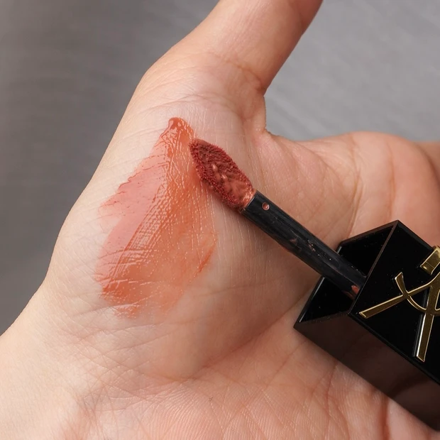 2025MYベスコスリップ①YSL(イヴ・サンローラン) ザ インクス ヴィニルクリーム 443:ポップ ザ ヌードのスウォッチ