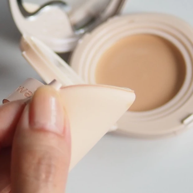 「WAKEMAKE ウォーターグロウコーティングバーム」のパフ