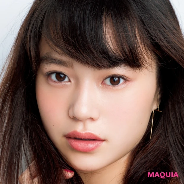 シャープな目元を優しげに見せる、中間色グラデ×ミニマムラインのアイメイク…