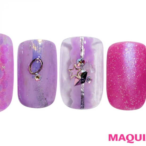 オーロラ風の輝きが眩い！ ファンシーで近未来的な「くすみパープル」ネイル