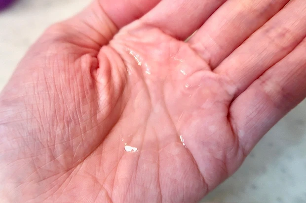 Aujua  ​インメトリィ フィックスコンセントレート セラムの１回の使用量とテクスチャー