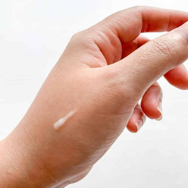 V コントア セラムを手の甲に出した状態の写真。乳液状でなめらかなテクスチャーをしており、フェイスラインケアに使う美容液。