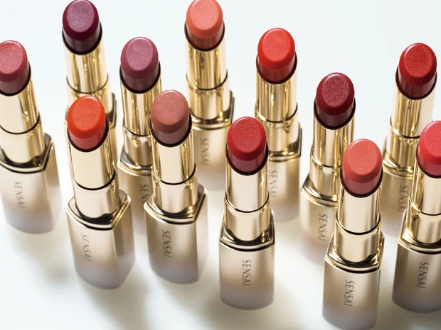 センサイの新作「モイスチャー インテンスリップスティック」の魅力とは？ 美容愛好家の野毛まゆりさんが熱弁！