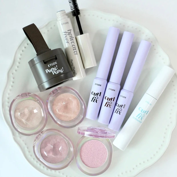 エチュードの新作ハイライターを全色スウォッチ! 人気マスカラの極細タイプやなど注目アイテムが目白押し