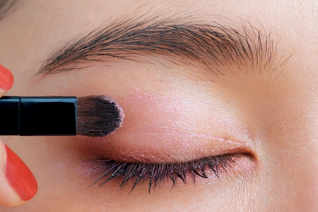 ピンクのアイパレットで作るおすすめピンクメイク5選_5.「プラムピンク」が渗むピンクメイクで大人な印象に_2