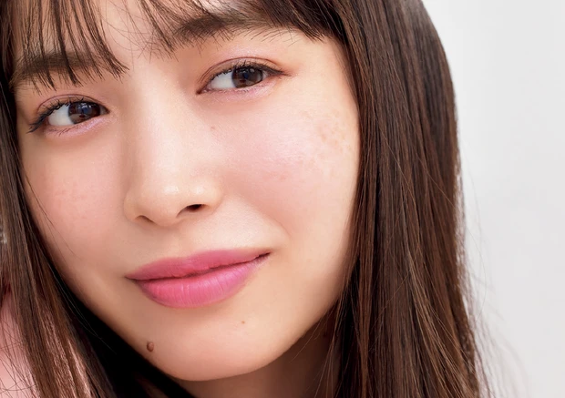 ピンクでなりたい印象に! 大人の最新ピンクメイク5選_1.「ビビッドな青みピンク」を使った華やかなピンクメイク_2