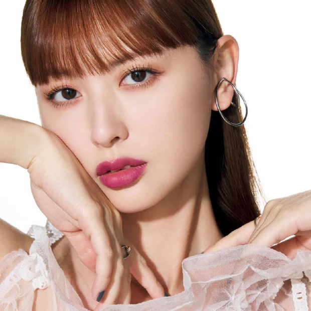 【鈴木えみさんが選ぶ春新作コスメ6選】アイシャドウ・リップでピンク×ブラウンが今季の気分