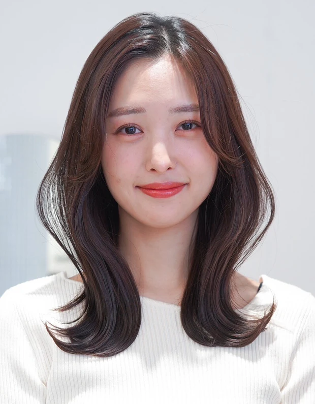 ヘアカタログ　セミディ　ミディアムヘア　韓国風S字バング　センターパート