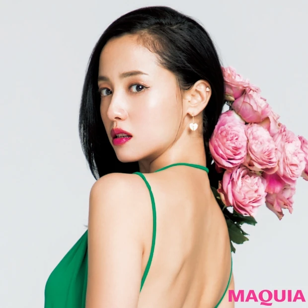 最新号のカバーは沢尻エリカさん! 青みピンクの唇が咲き誇る大人の華やかメ…