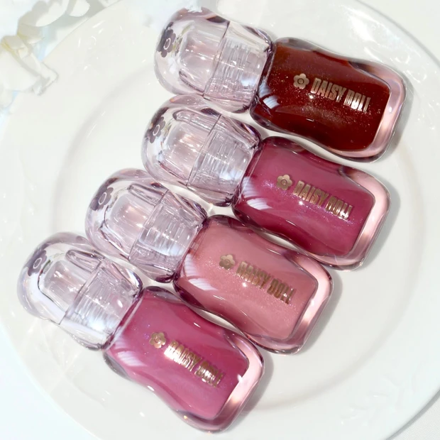 【デイジードール】バズリップ「ジュエリー シロップ グロス」新4色をスウォッチ!保湿力の高さにも注目