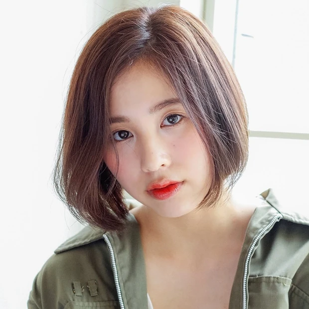 女っぽクールなストレートボブで、最旬あか抜け美人に