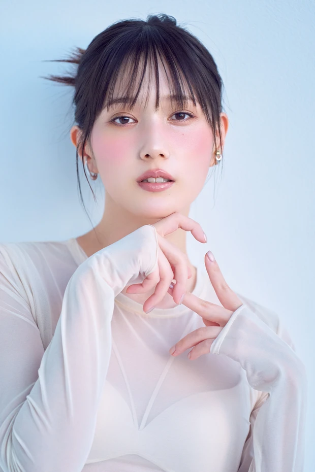 本田 翼さんがBLACKPINKジェニ風のチークメイクにTRY。YSLのミルキーピンクが相棒