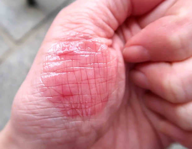 ロムアンド ジューシーフラッシュリップオイル 08 ラズベリーシロップ 手