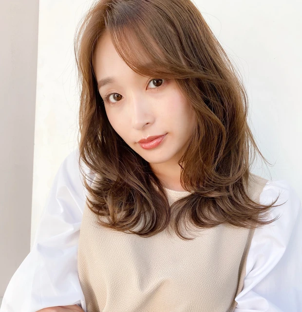 【秋の20代・30代おすすめヘアスタイル】今季トレンドのレイヤーカット術が満載！ カジュアルフェミニンなミディアムヘア_2_1