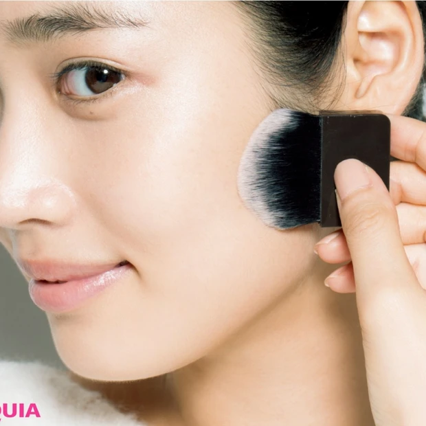 パウダーファンデーションでツヤ肌がつくれる！付録のマルチWAY美肌ブラシ…