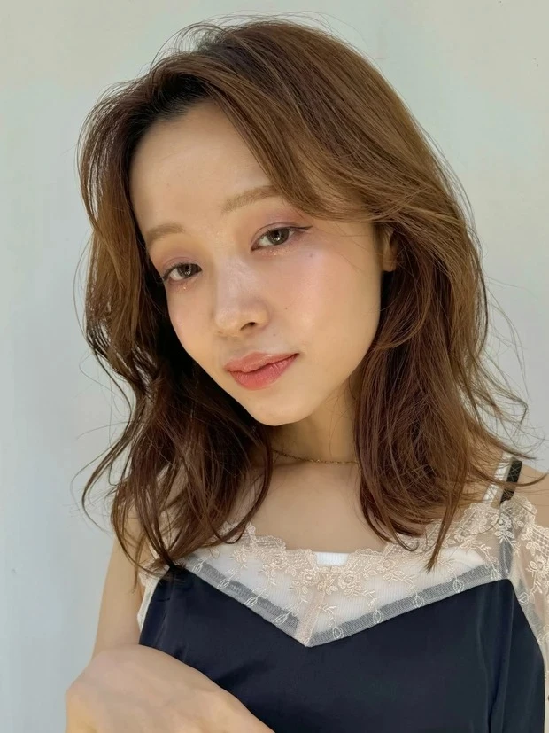 Belleの髪型・ヘアスタイルまとめ_ミディアムヘア_【伸ばしかけミディアム】センターパートが大人っぽい!リラクシーな仕上がりの抜け感レイヤーミディアム