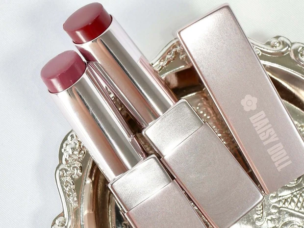 デイジードールの新色リップをスウォッチ！ 立体的なツヤを演出するティント処方のアイテム