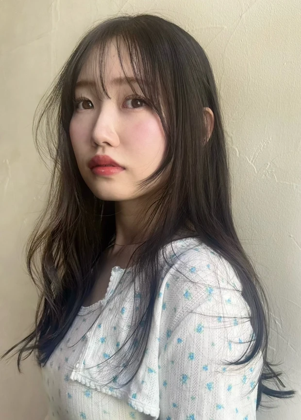 ヘアカタログ　ロング　ロングヘア　前髪あり　スタイリング