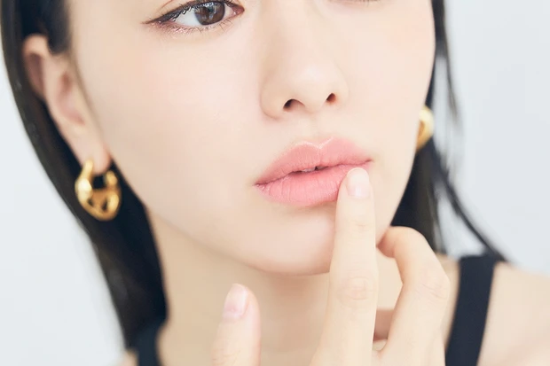 山本舞香さん×ヴァレンティノ ビューティ媚びない色気を醸し出すサマーメイク_6